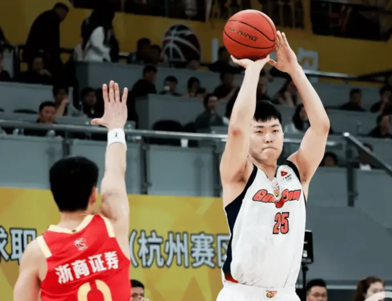 广发体育-张皓嘉出战19分钟，三分3中0得到1分、正负值-9全队最低