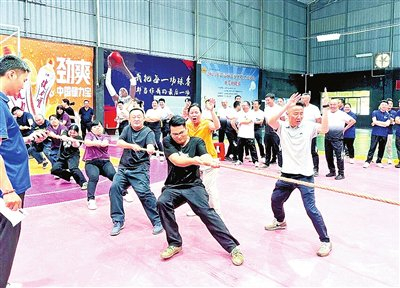 云安区举行职工拔河比赛|六都镇爱运球馆|云浮日报|云浮市|广东省|长绳_新浪体育_新浪新闻